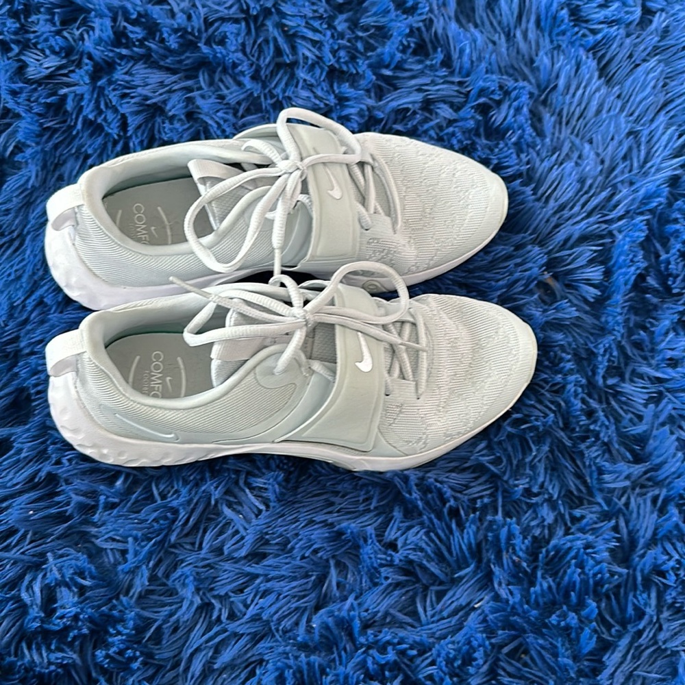 Like new Nike gym shoes.